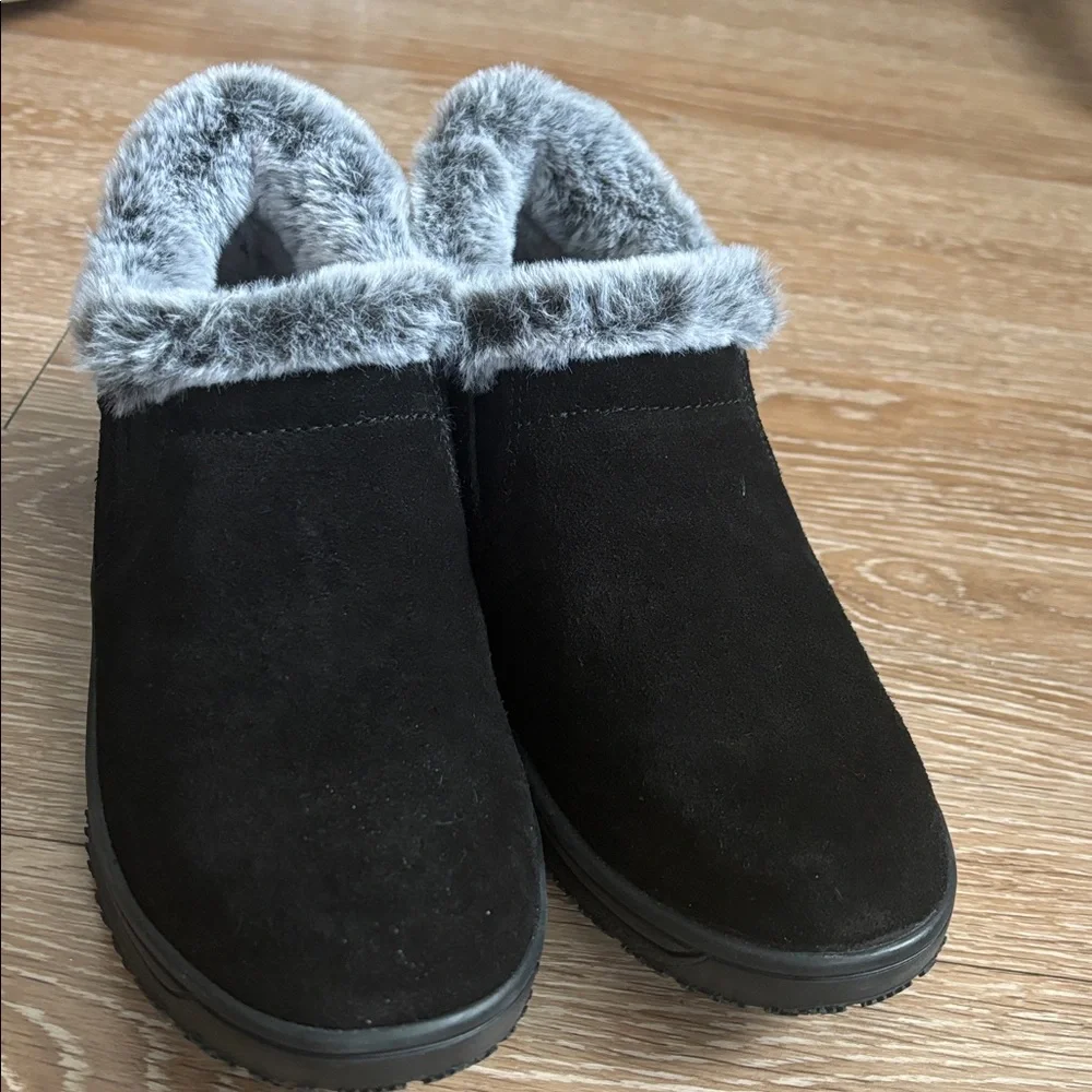 NWOT Minnetonka black suede plush faux fur lined boots/booties, 7